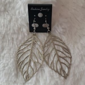Gorgeous leaf-shaped earrings